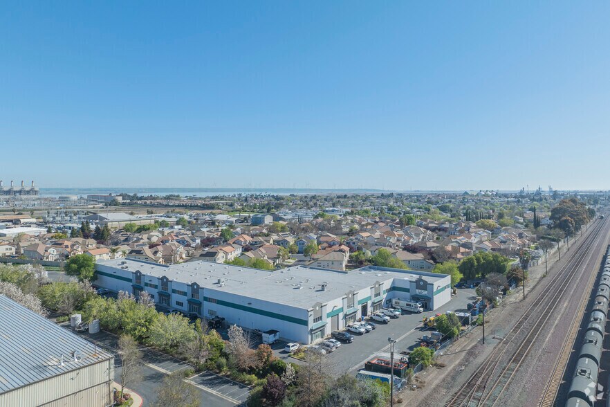 671 Willow Pass Rd, Pittsburg, CA à louer - Aérien - Image 3 de 24