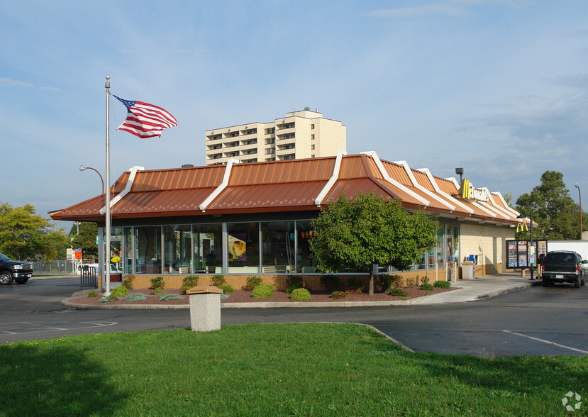 265-315 Upper Falls Blvd, Rochester, NY for lease - Primary Photo - Image 2 of 4