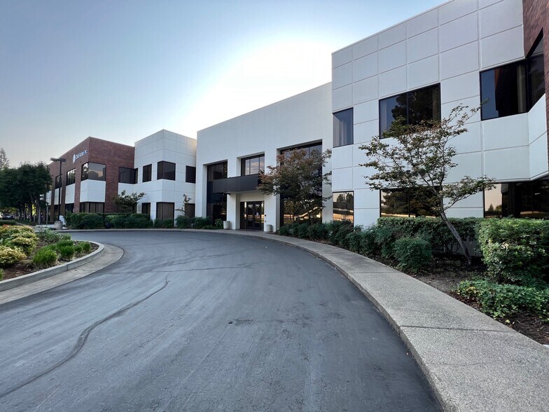 10540 White Rock Rd, Rancho Cordova, CA à louer - Photo du bâtiment - Image 2 de 11