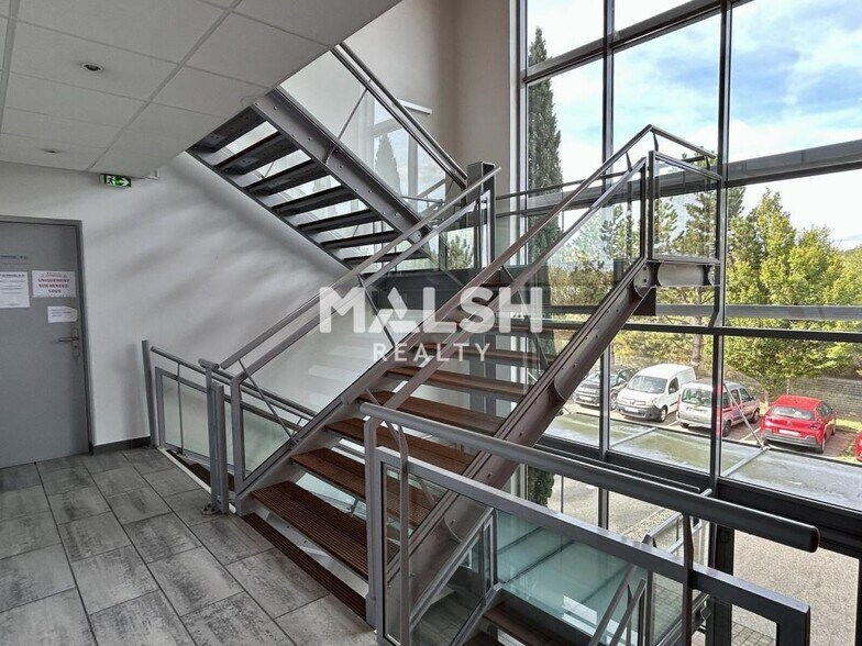 Bureau dans Saint-Genis-Laval à louer - Photo du bâtiment - Image 2 de 12