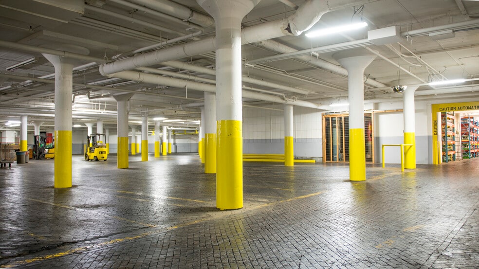 1220 Mound Ave, Racine, WI for sale - Interior Photo - Image 2 of 29