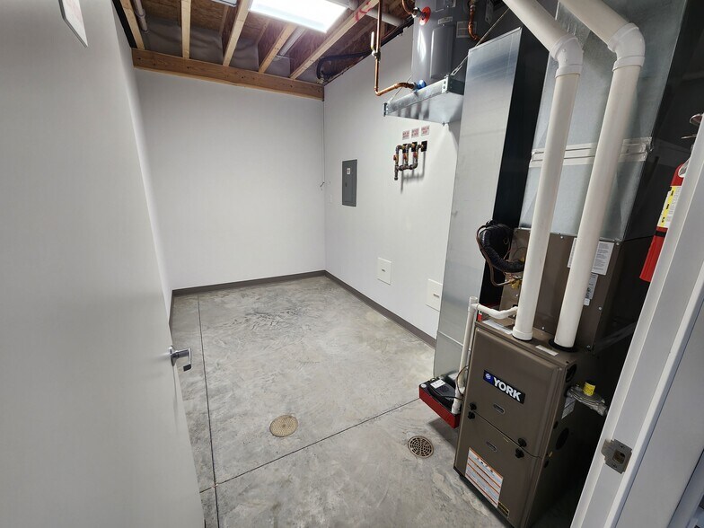 9663 230th Ave, Anamosa, IA à louer - Photo du bâtiment - Image 3 de 18