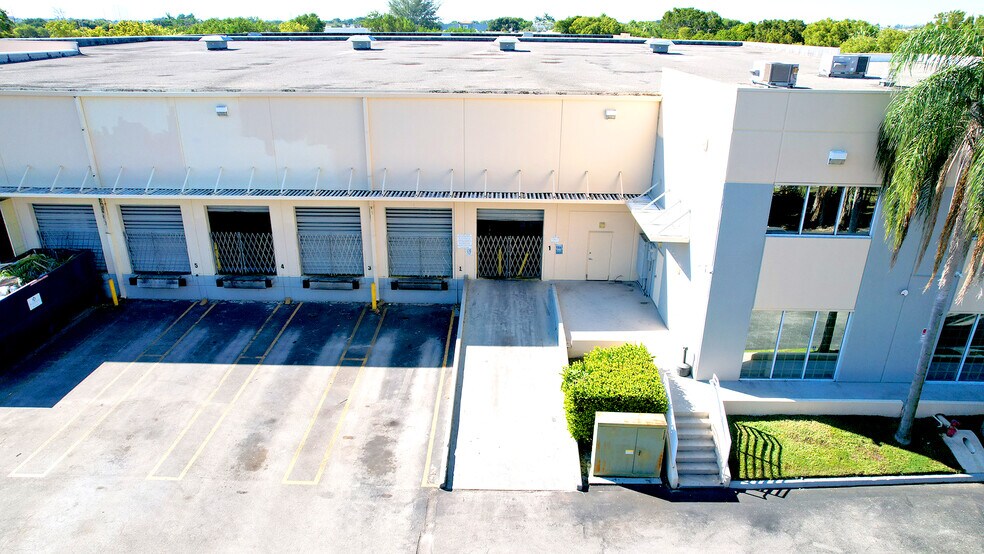 2980 NW 108th Ave, Miami, FL à louer - Photo du bâtiment - Image 1 de 6