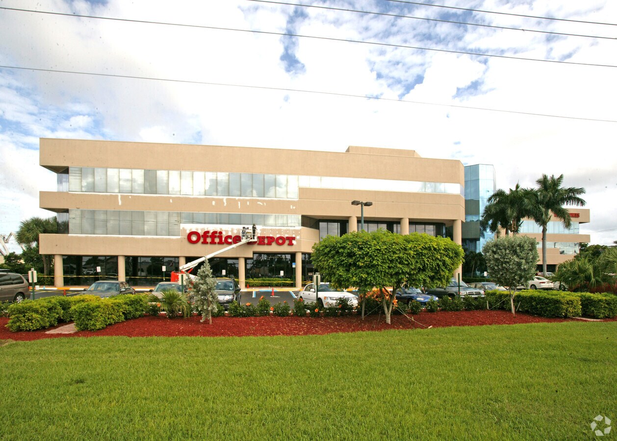 123 NW 13th St, Boca Raton, FL à louer Photo du bâtiment- Image 1 de 2