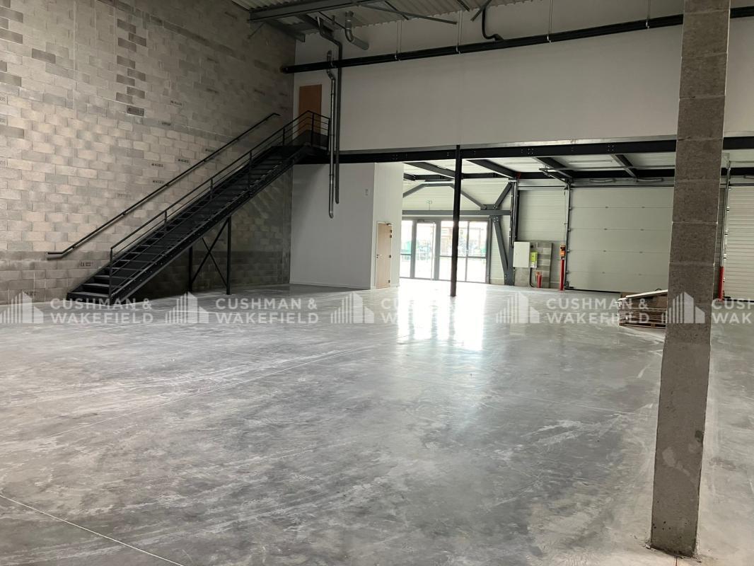 Flex in Manosque for lease Building Photo- Image 1 of 8