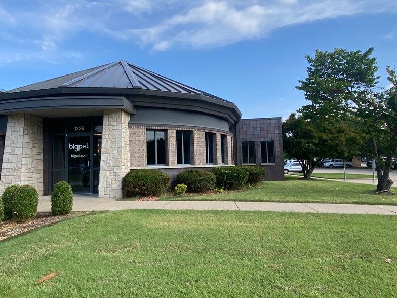 1335 E Bradford Pky, Springfield, MO for sale - Primary Photo - Image 1 of 14