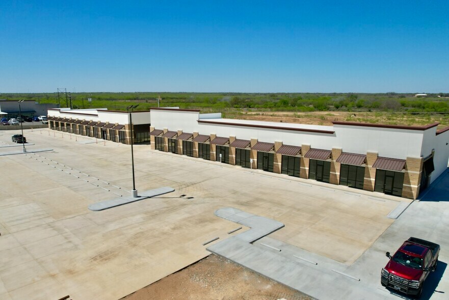 901 Palmer Ln, Pleasanton, TX à louer - Photo du bâtiment - Image 3 de 5