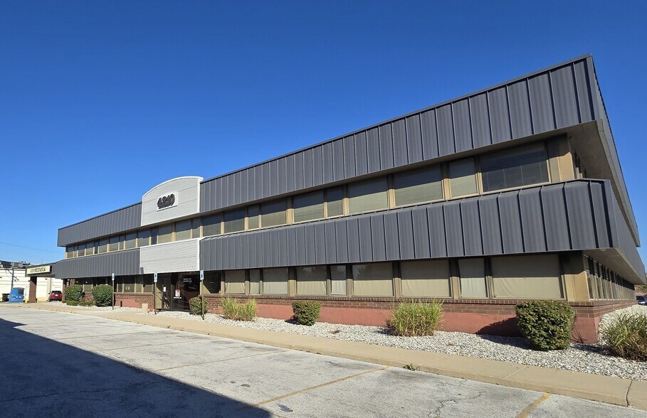 4210 Sylvania Ave, Toledo, OH à louer - Photo du bâtiment - Image 2 de 7