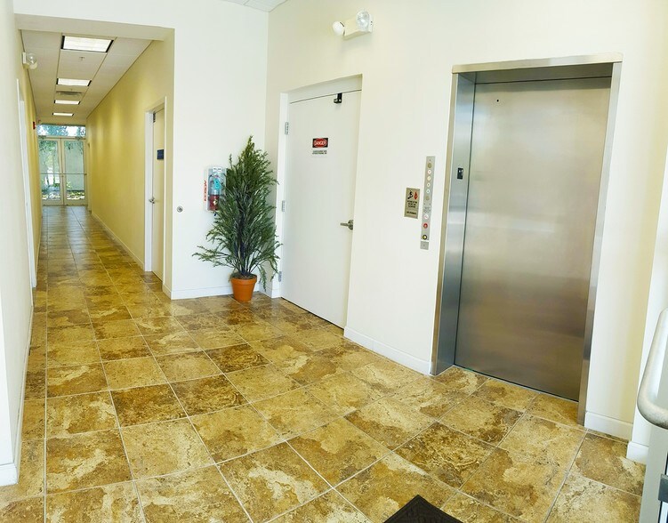 4319 20th St W, Bradenton, FL à louer - Photo du bâtiment - Image 2 de 9