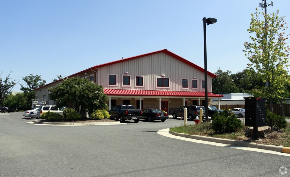 45888 Woodland Rd, Sterling, VA for lease - Primary Photo - Image 1 of 3