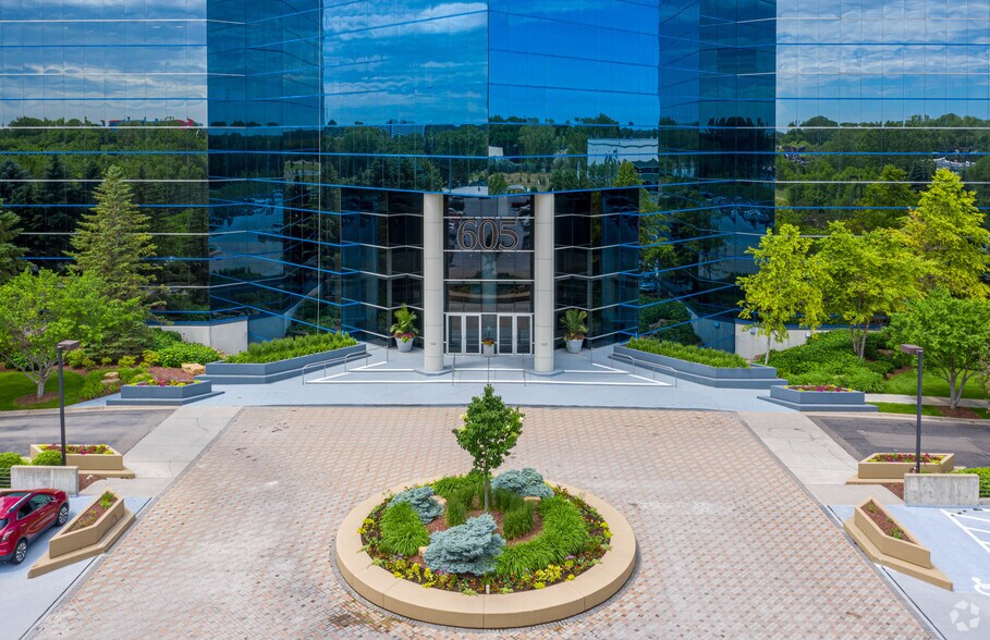 605 US-169, Plymouth, MN à louer - Photo du bâtiment - Image 3 de 19