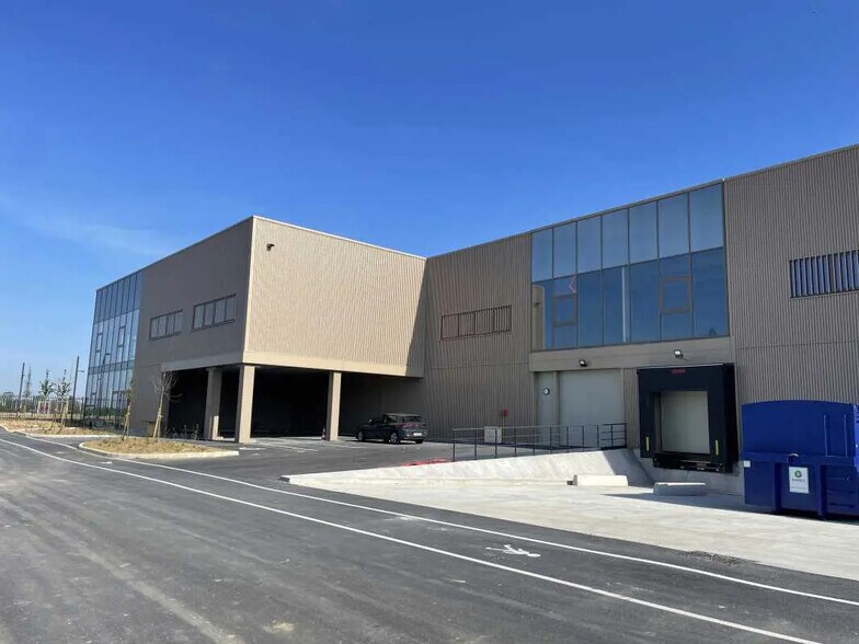 Bureau dans Tremblay-en-France à louer - Photo du bâtiment - Image 3 de 14