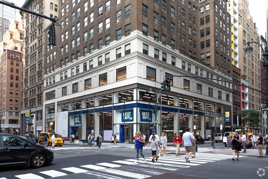 535 Fifth Ave, New York, NY à louer - Photo du bâtiment - Image 2 de 8
