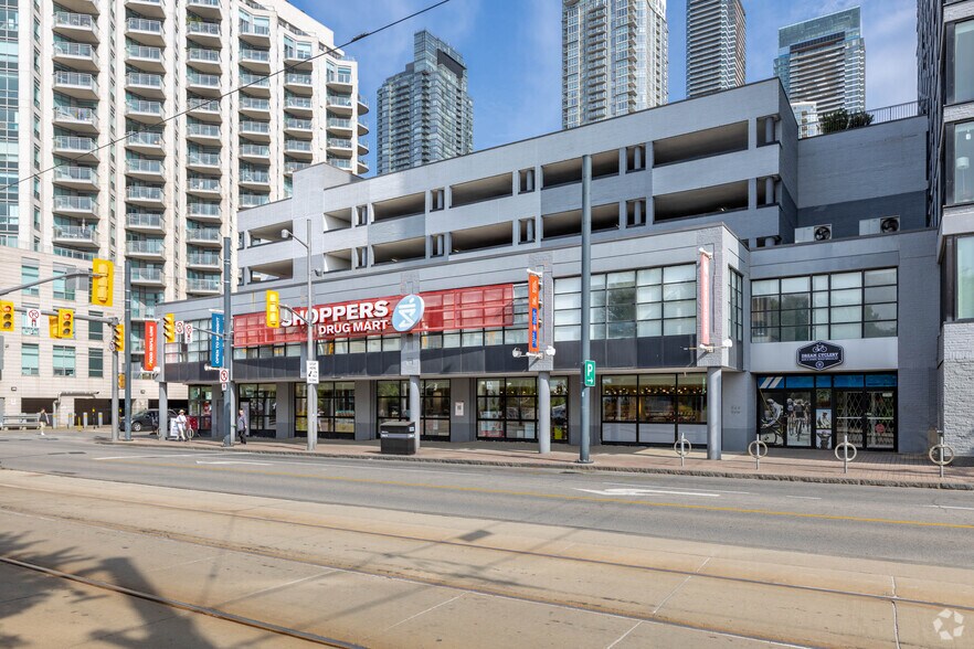 390 Queens Quay W, Toronto, ON à louer - Photo du bâtiment - Image 2 de 2
