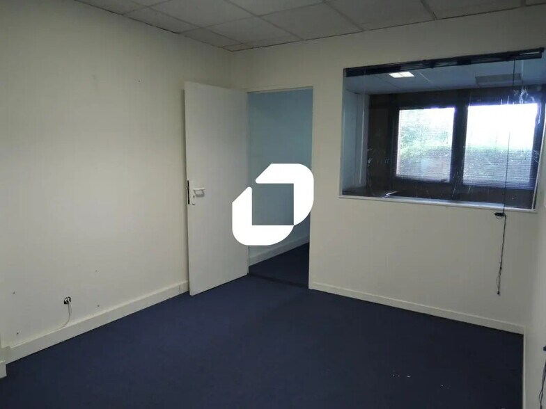 Office in Croissy-Beaubourg for lease - Interior Photo - Image 2 of 5