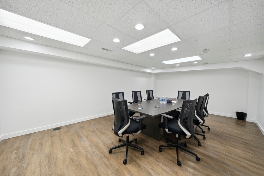 10 N George St, Brampton, ON for lease - Interior Photo - Image 2 of 4