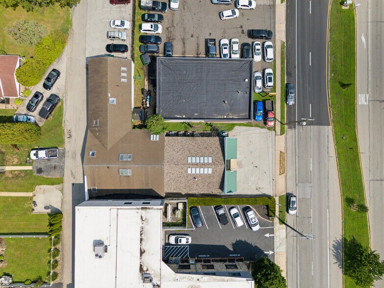 511 W Chester Pike, Havertown, PA à vendre - Photo du bâtiment - Image 2 de 8