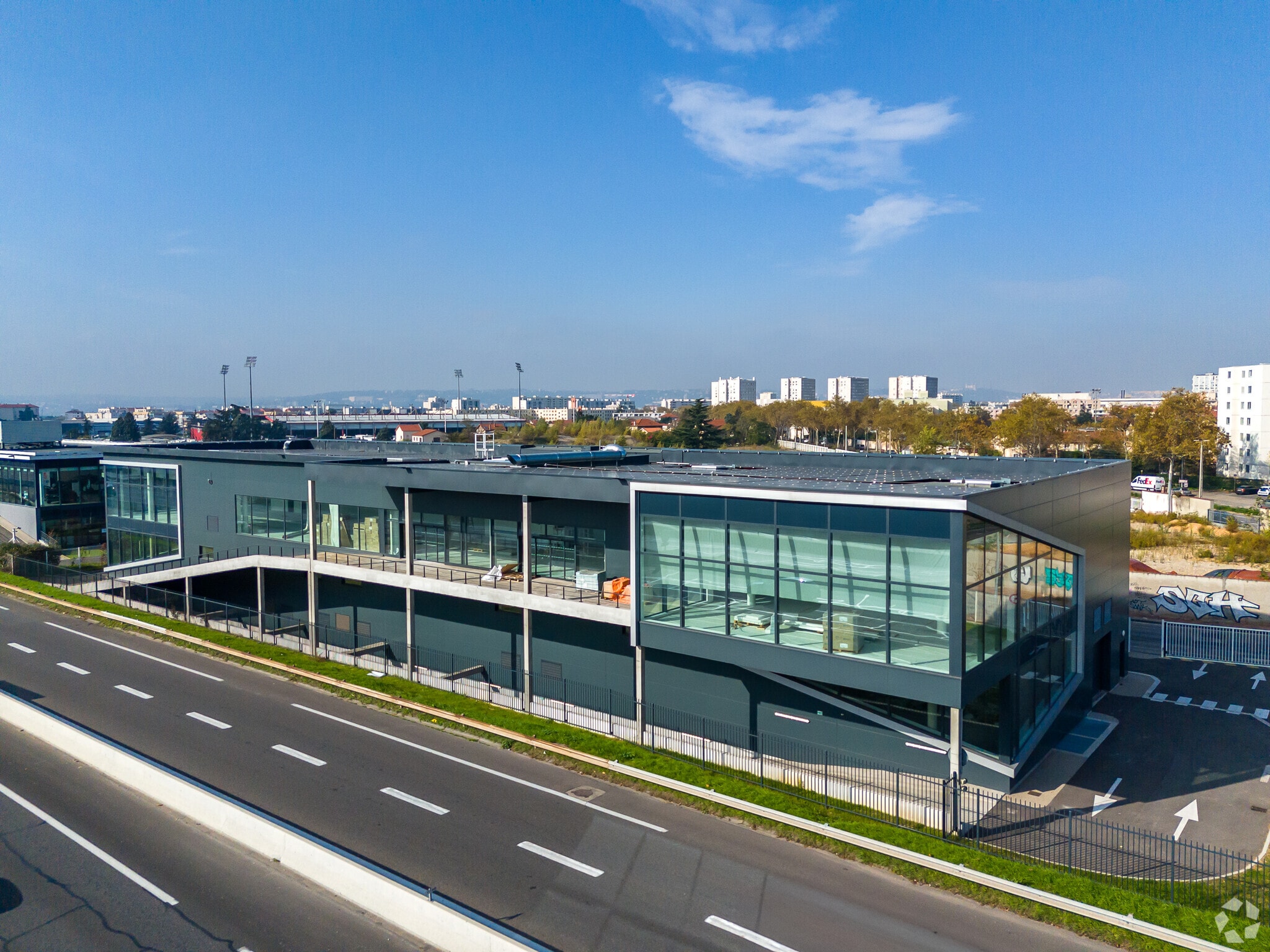 Commerce de détail dans Vénissieux à louer Photo principale- Image 1 de 4