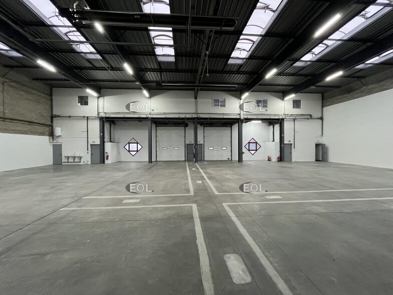 Industrial in Élancourt for lease - Building Photo - Image 3 of 16
