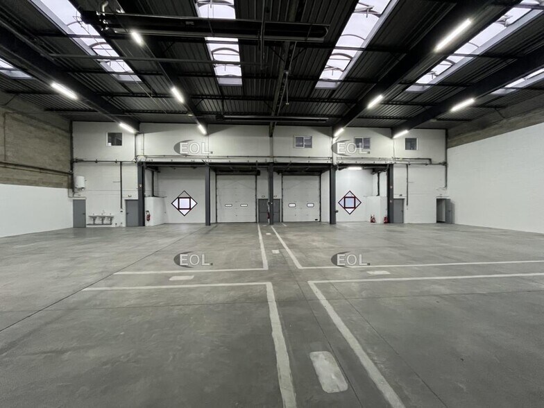 Industrial in Élancourt for lease - Building Photo - Image 3 of 19