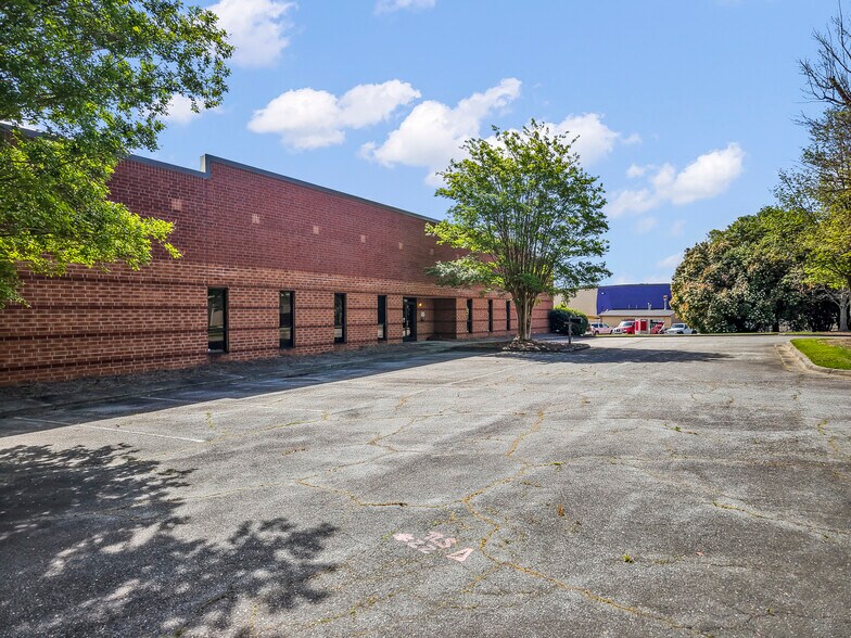 2595 Viceroy Dr, Winston-Salem, NC à louer - Photo du bâtiment - Image 2 de 33