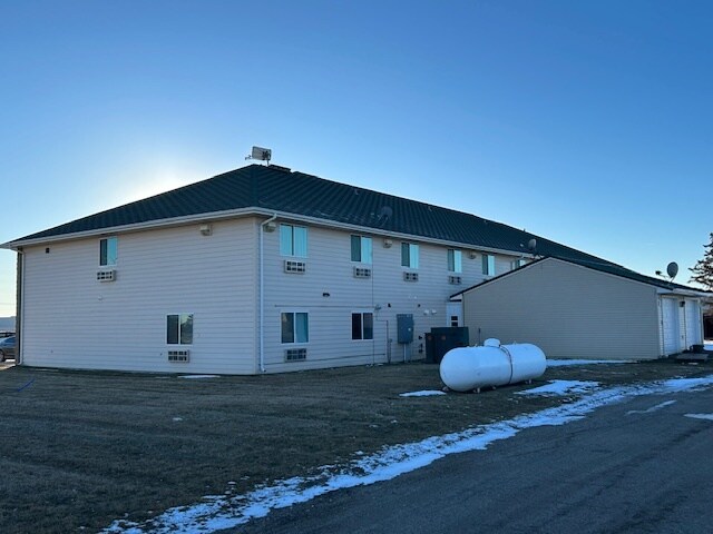 1007 11th St E, Bottineau, ND à vendre - Photo du bâtiment - Image 2 de 4