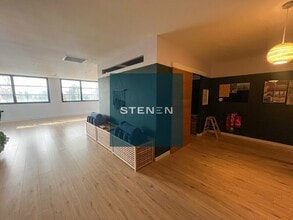 190 Rue Marcelle Isoard, Aix-en-Provence for lease Interior Photo- Image 2 of 6