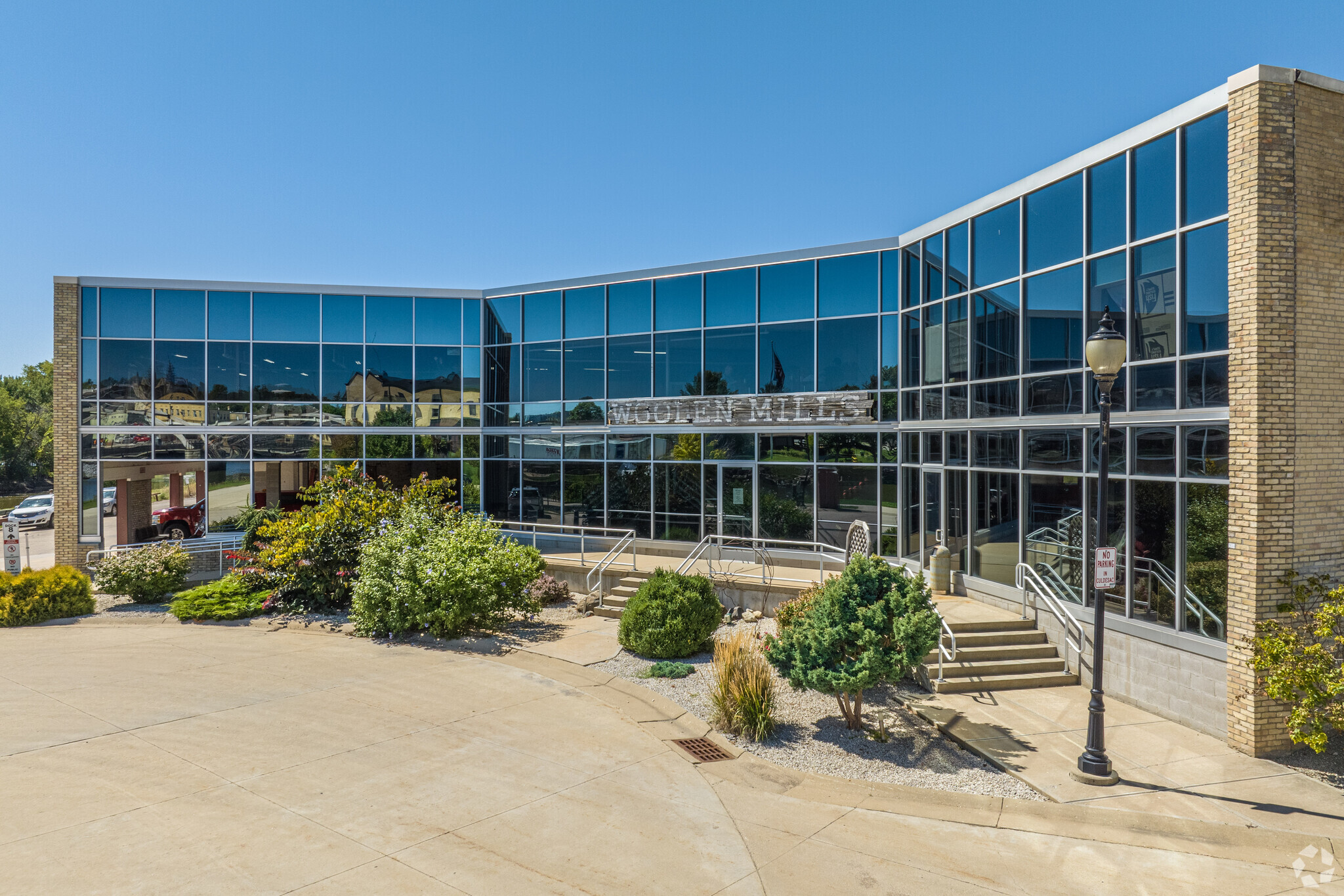 218-326 Wisconsin Dr, Jefferson, WI for lease Building Photo- Image 1 of 21