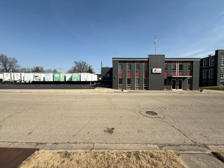 320 N Fourth St, Tipp City, OH à louer - Photo du bâtiment - Image 3 de 4