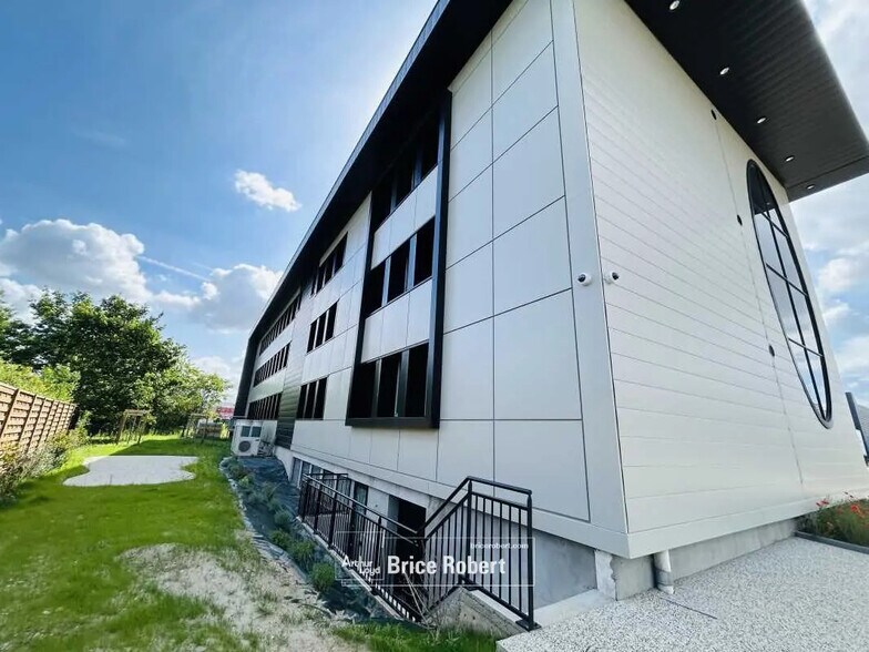 Flex dans Saint-Priest à louer - Photo du bâtiment - Image 3 de 11