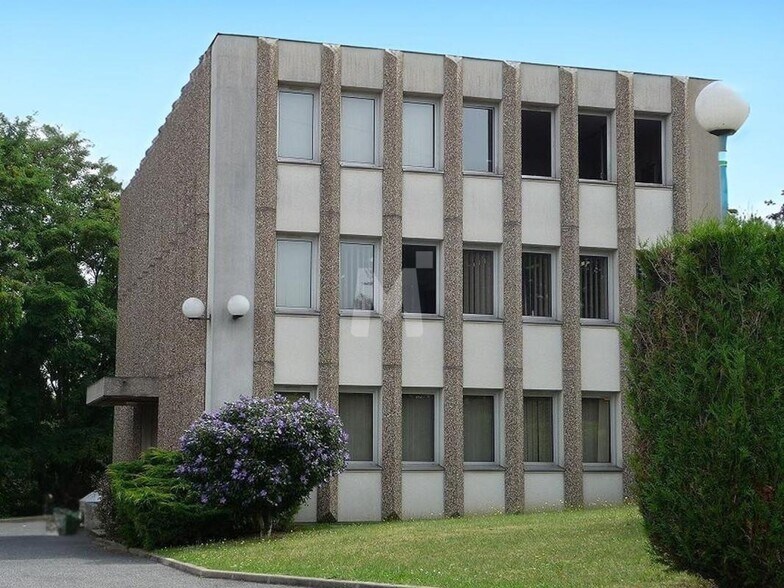 Bureau dans Igny à louer - Photo du bâtiment - Image 1 de 8
