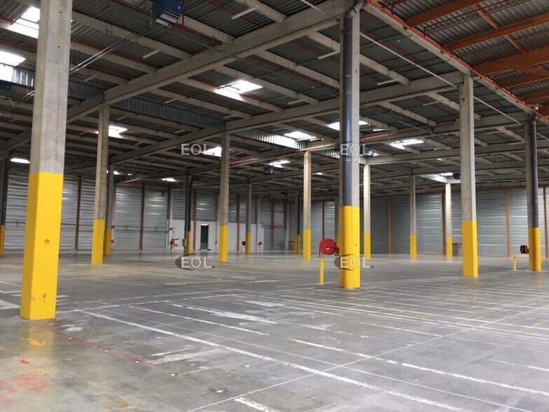 Industrial in Émerainville for lease - Interior Photo - Image 2 of 3