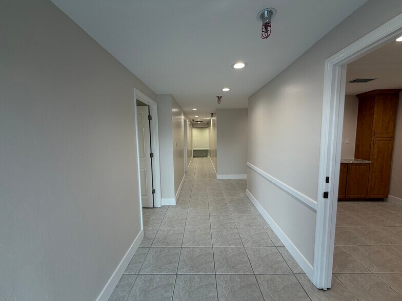 3150 Old Metro Pky, Fort Myers, FL for lease - Interior Photo - Image 3 of 17