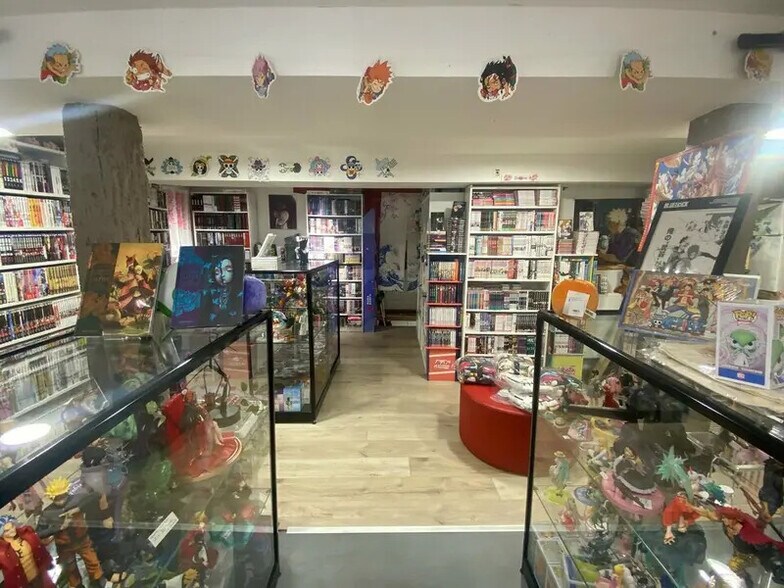 Retail in Quimper for lease - Interior Photo - Image 2 of 2