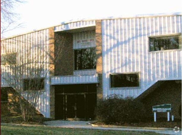 5825 Triangle Dr, Raleigh, NC à louer - Photo du bâtiment - Image 2 de 12