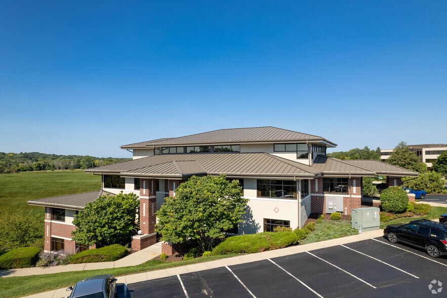 1166 Quail Ct, Pewaukee, WI à louer - Photo du bâtiment - Image 2 de 19