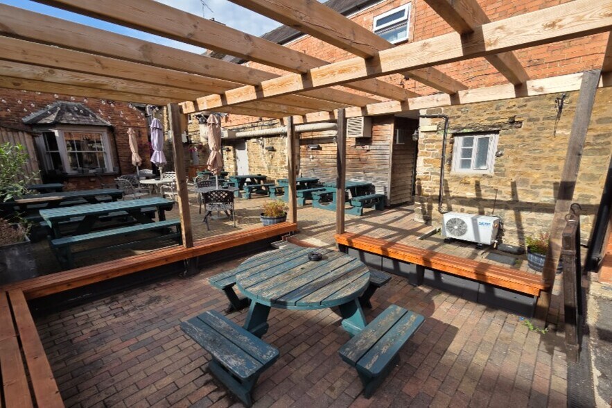 11 Market Pl, Oakham à louer - Photo du bâtiment - Image 2 de 2