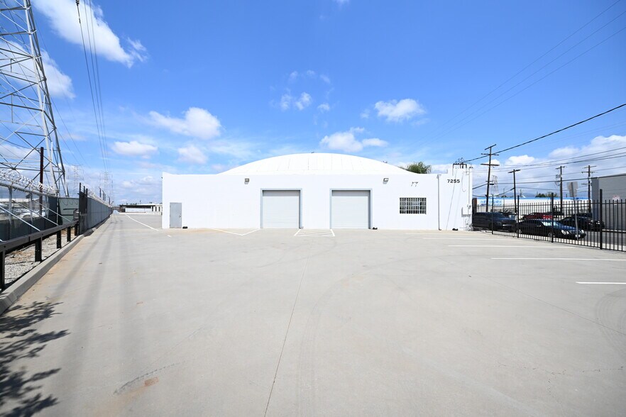 7255 Radford Ave, North Hollywood, CA à louer - Photo du bâtiment - Image 3 de 13