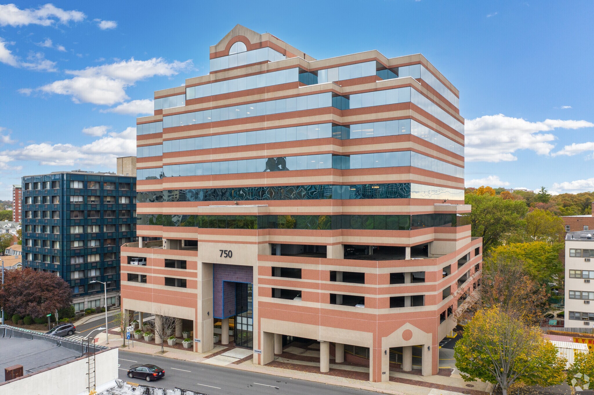 750 E Main St, Stamford, CT à louer Photo du bâtiment- Image 1 de 14