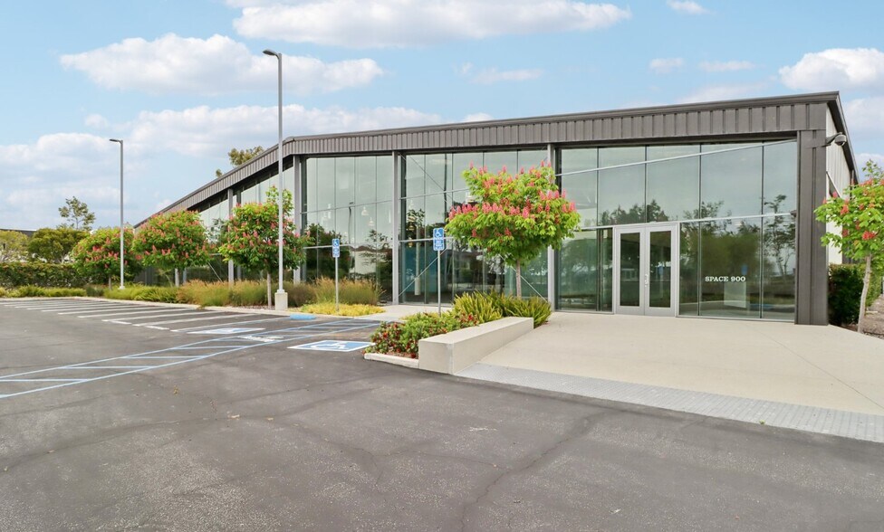 13031 W Jefferson Blvd, Los Angeles, CA à louer - Photo du bâtiment - Image 1 de 9