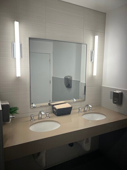 235 W 5th Ave, Escondido, CA à vendre - Photo intérieure - Image 2 de 13