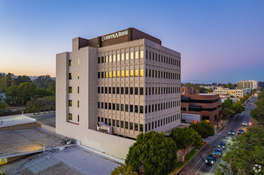 12011 San Vicente Blvd, Los Angeles, CA à louer - Photo du bâtiment - Image 3 de 5