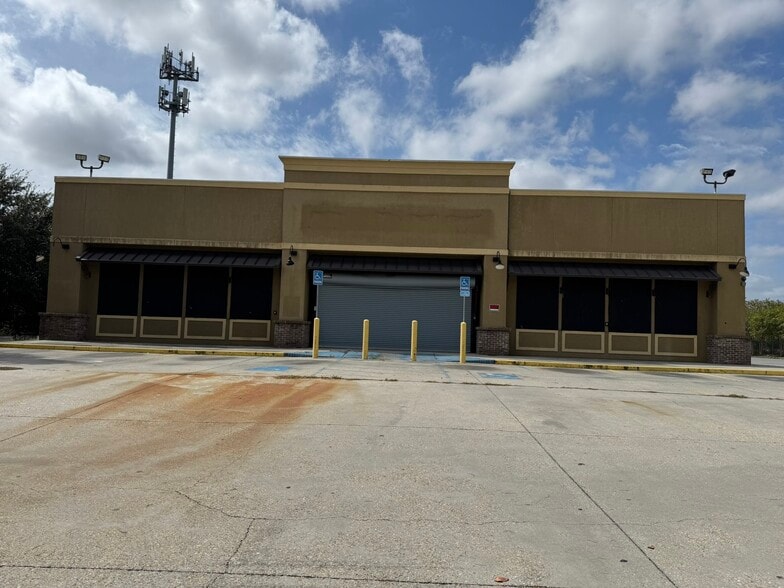 5700 Crowder Blvd, New Orleans, LA for lease - Building Photo - Image 2 of 5