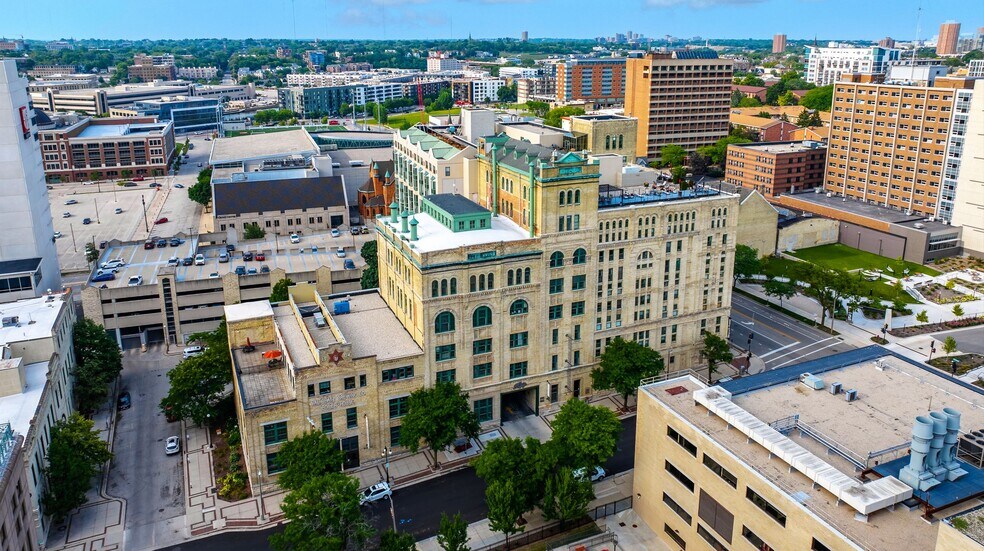 252 E Highland Ave, Milwaukee, WI à louer - Photo principale - Image 1 de 12