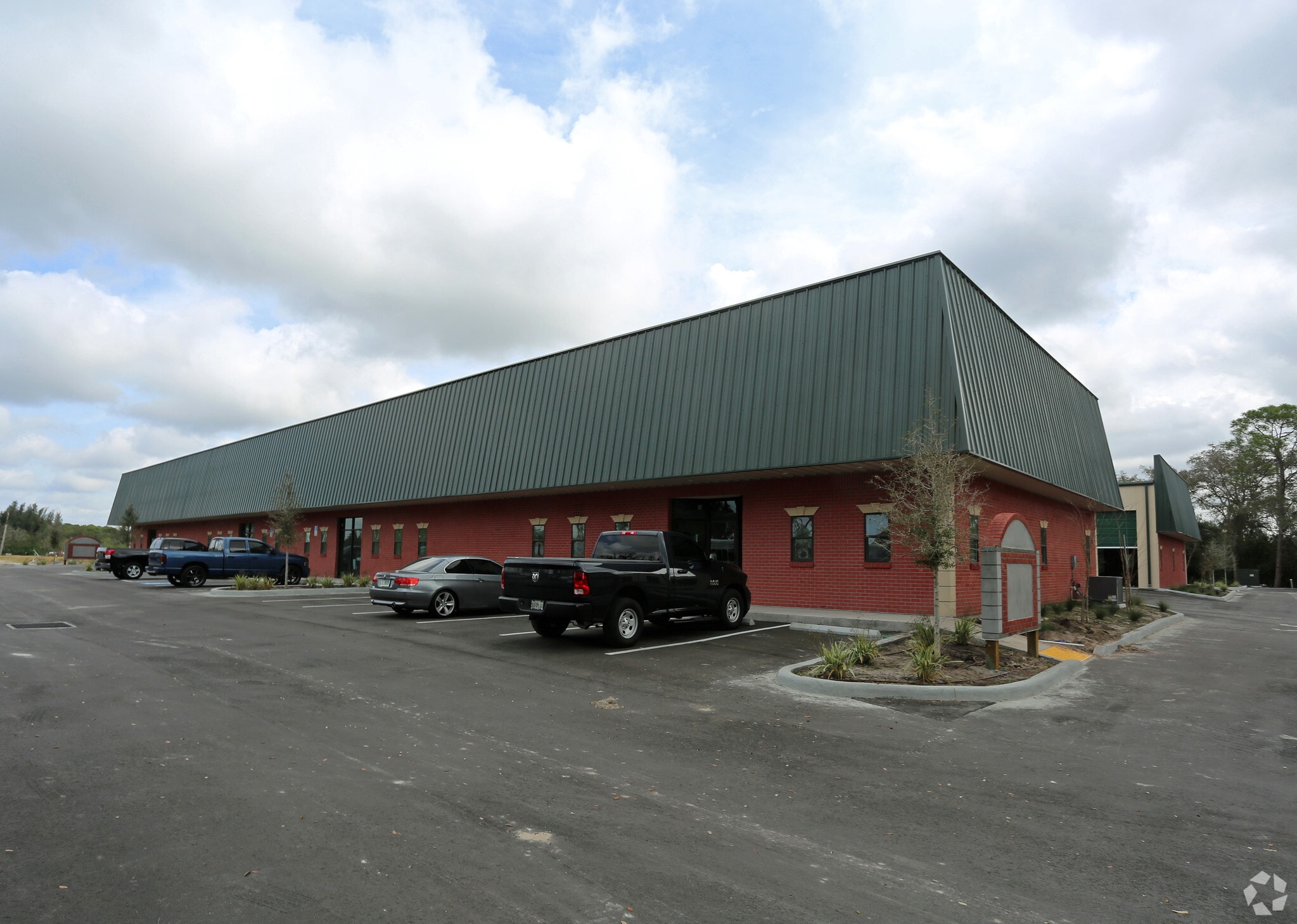 13377 W Hillsborough Dr, Tampa, FL for lease Primary Photo- Image 1 of 14