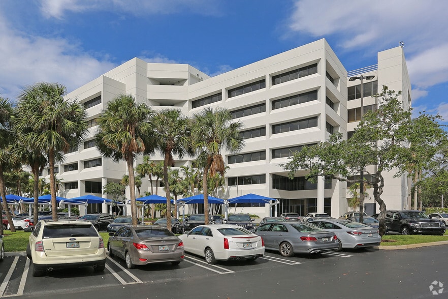 7200 Corporate Center Dr, Miami, FL for lease - Building Photo - Image 3 of 21