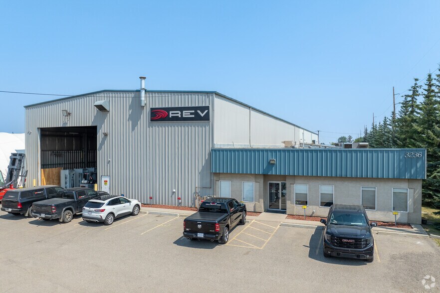 3236 50th Ave SE, Calgary, AB for sale - Primary Photo - Image 1 of 1