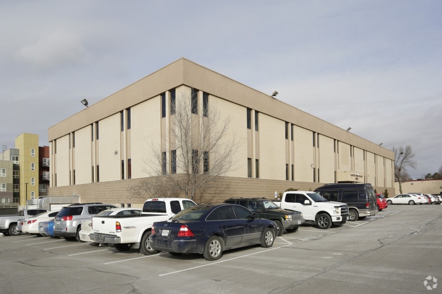 6910 N Holmes St, Gladstone, MO à louer - Photo du bâtiment - Image 3 de 20