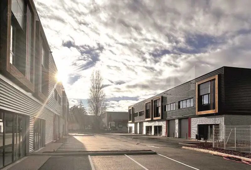 Flex dans Saint-Quentin-Fallavier à louer - Photo du bâtiment - Image 3 de 4