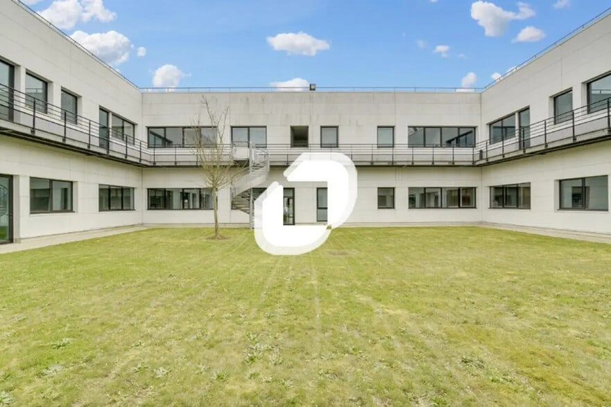 Office in Lieusaint for lease - Building Photo - Image 3 of 6